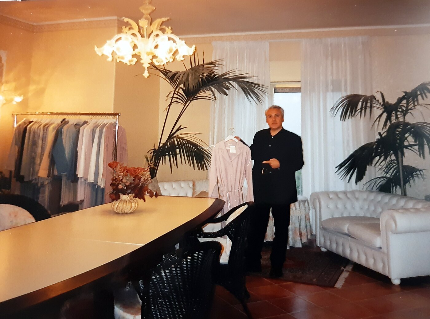 Il responsabile dell’agenzia nello showroom di Viagrande